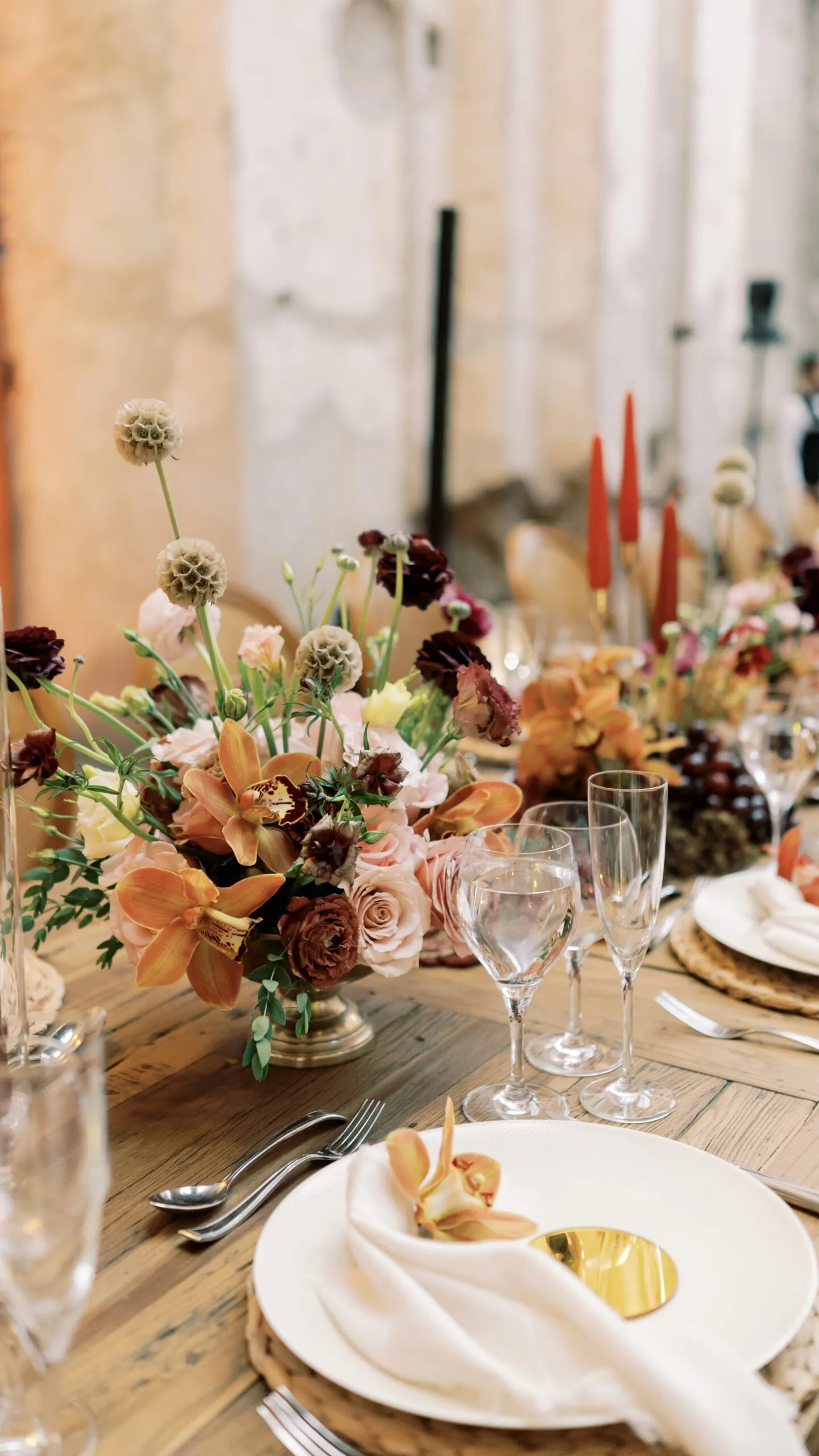 Wedding table with orchids and roses designed by La Magnolia